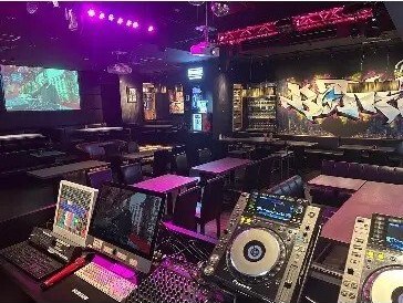 DJブースとグラフィティの壁