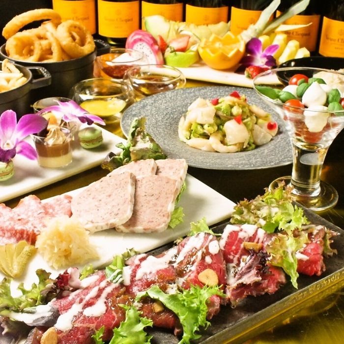 和牛ローストビーフや前菜の豪華盛り合わせ